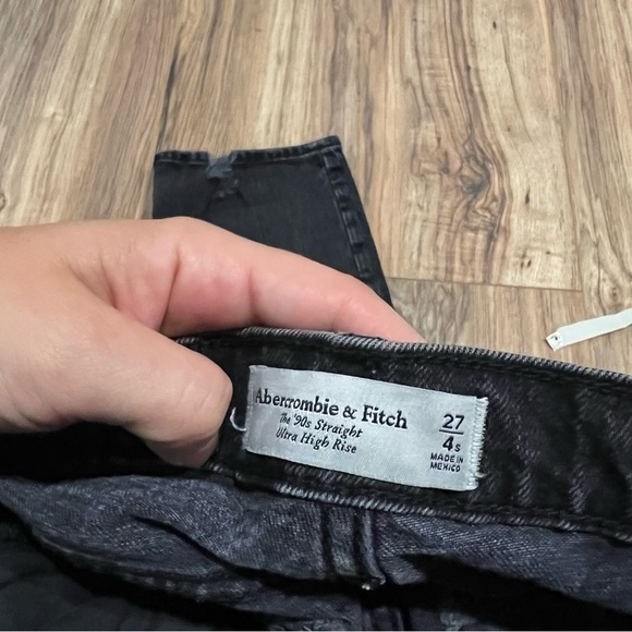 Abercrombie & Fitch Ultra High Rise 90’s Straight Jean - Picture 8 of 10